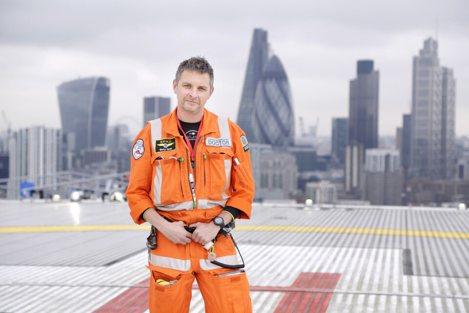 Marius Rehn som lege i London Air Ambulance.