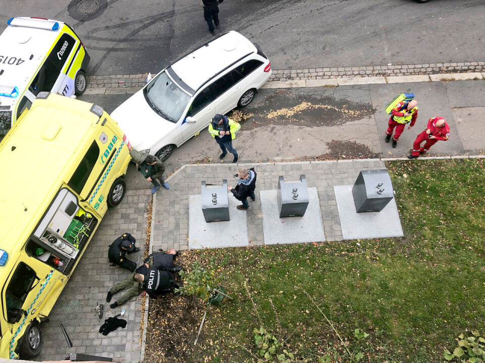 Bildet er fra en tidligere PLIVO-øvelse i Oslo. Pål Lystad og Bjørn Bjelland (til høyre i bildet) går fra PLIVO-modus til helseoppdrag-modus.
