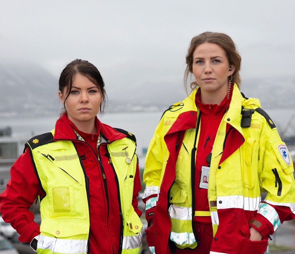 Maja Oskal til venstre, med kollega Maja Lauritsen fra dokuserien 113 på NRK.