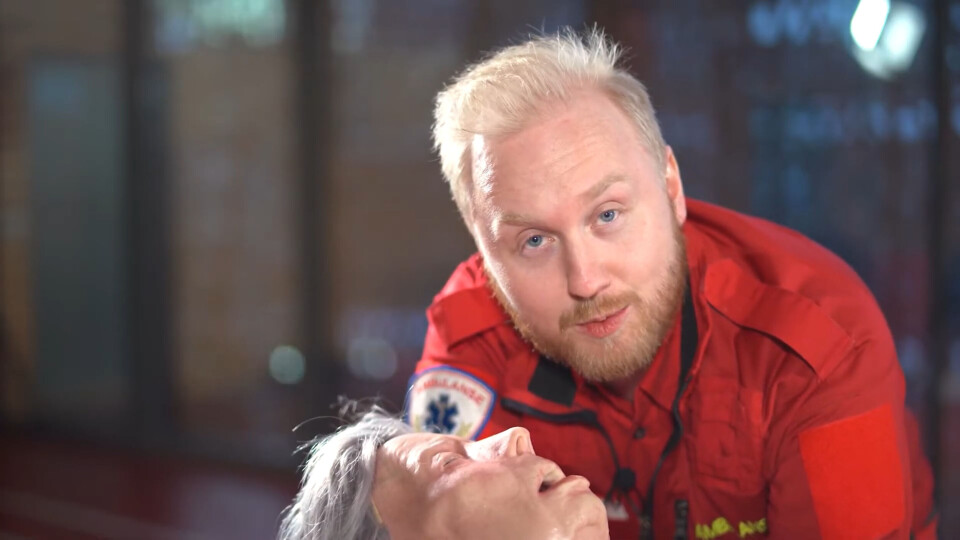 Ole Kristian Andreassen i Du puster fort fort, her med instruksjonvideoer i luftveishåndtering. Dukken Vivian er til god hjelp.