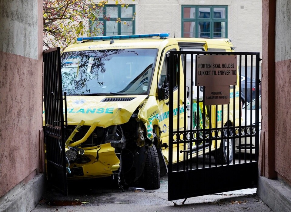 AMBULANSEKAPRING: En bevæpnet mann stjal en ambulanse i Oslo, og ble pågrepet. Flere kjøretøy og personer skal ha blitt påkjørt av ambulansen før den ble stanset.