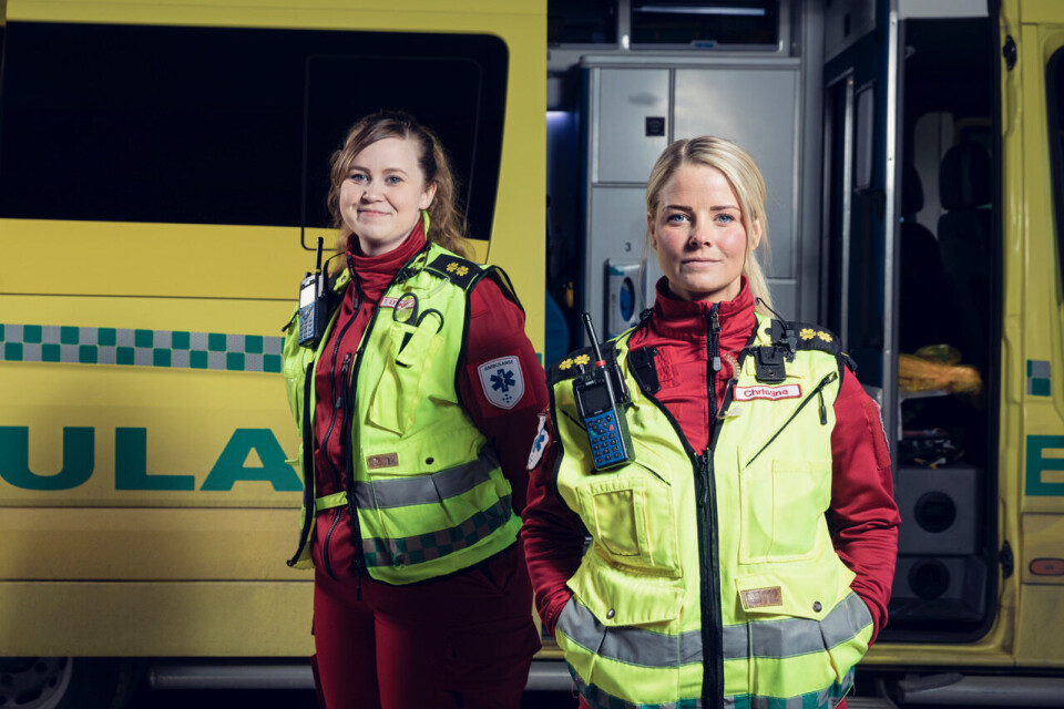 Trine Lynghaug (t.v) og Christina Rebekka Eriksen (t.h.) jobber på ambulansen i Tromsø. For dem er ingen dager like og utfordringene mange.