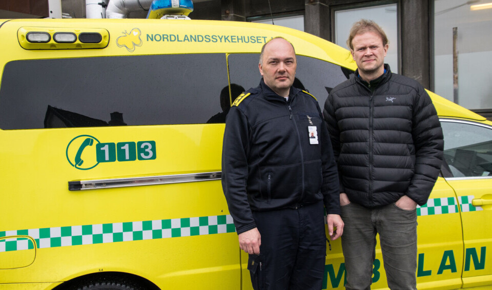 Jan Ove Edvardsen (t.v.), avdelingsleder for ambulansetjenesten i Nordlandssykehuset, sammen med klinikksjef Harald Stordahl.