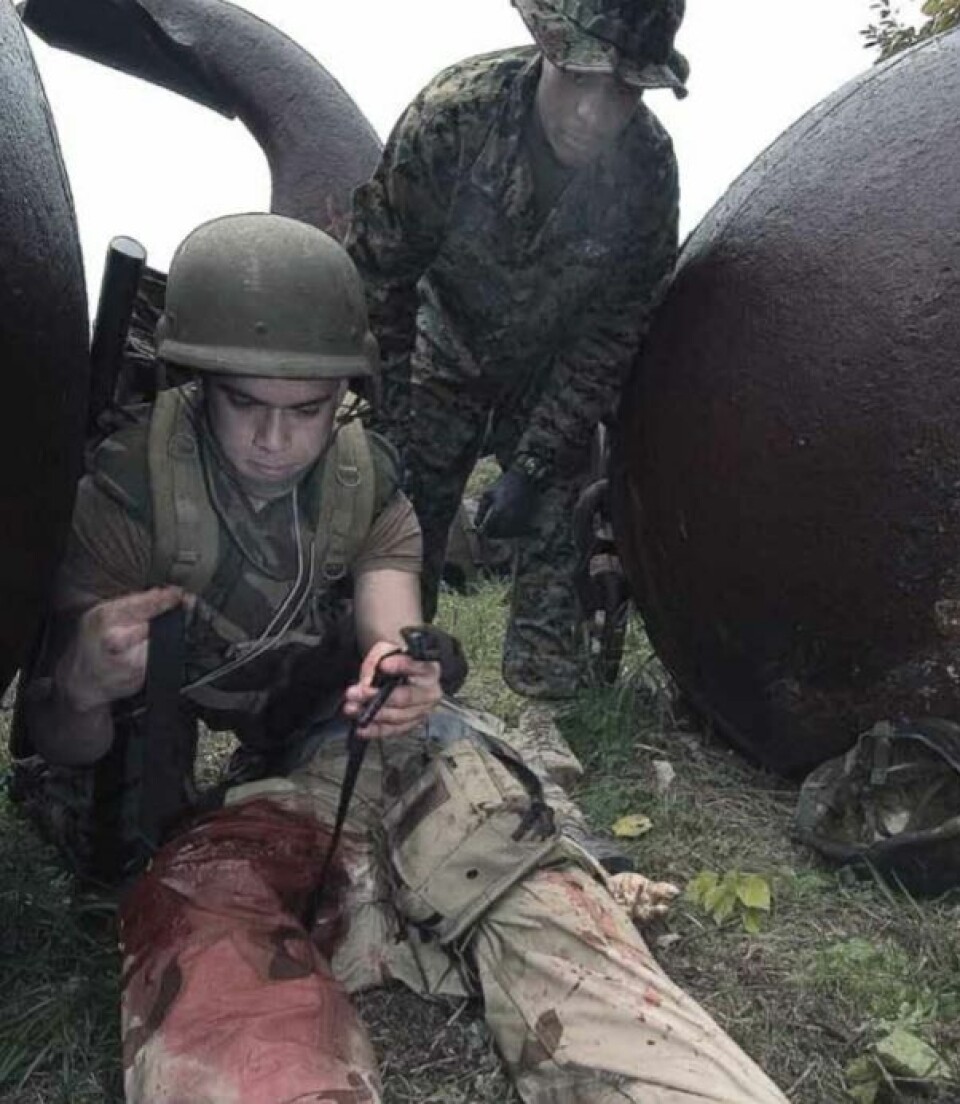 Sykehuspersonell Mark Domingo setter på turnike på et Tactical combat casualty care (TCCC) – kurs i Japan. TCCC-kurset forbereder en på prehospital skadehåndtering i miljøer med konflikt eller krig.