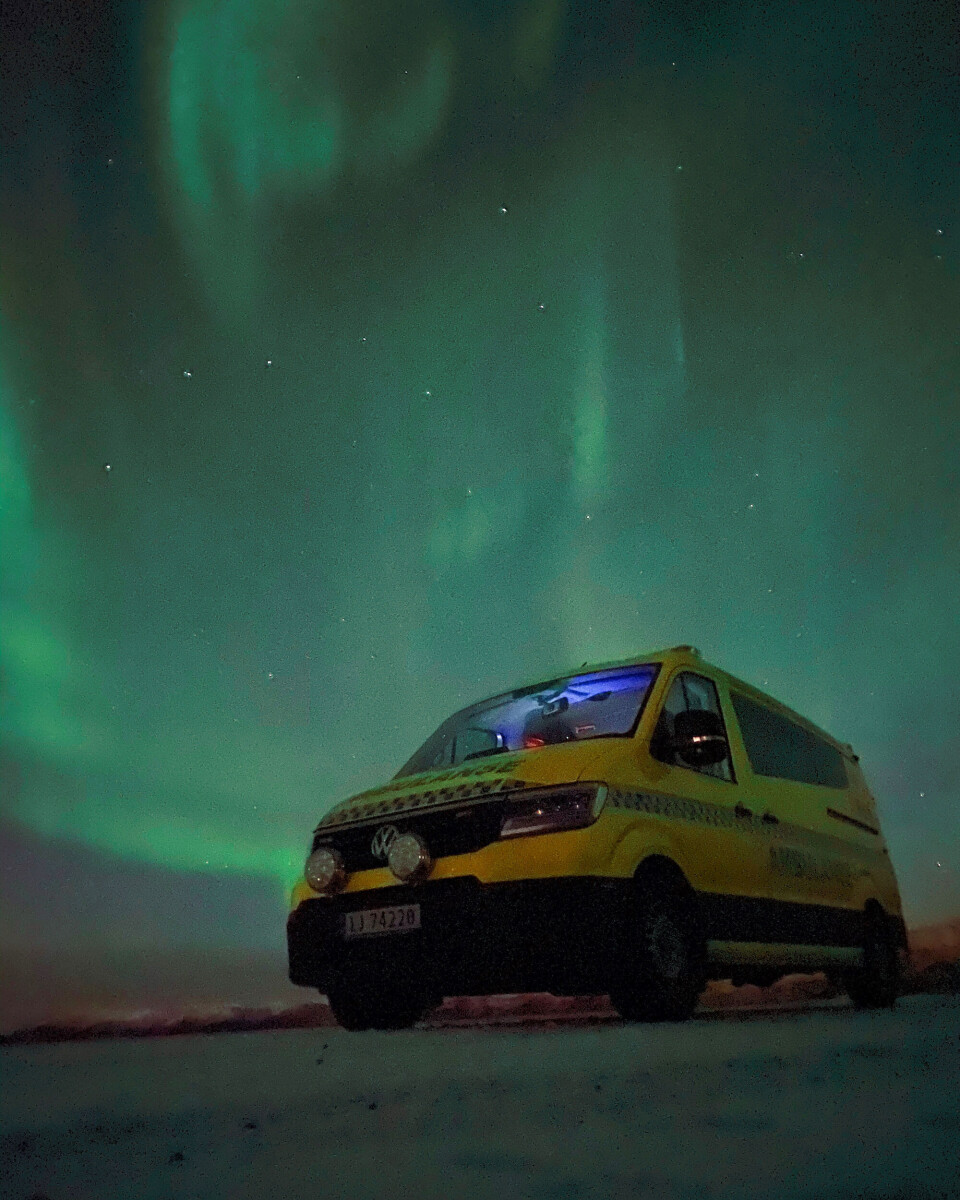 Ambulansen i Kjøllefjord i nordlys.
