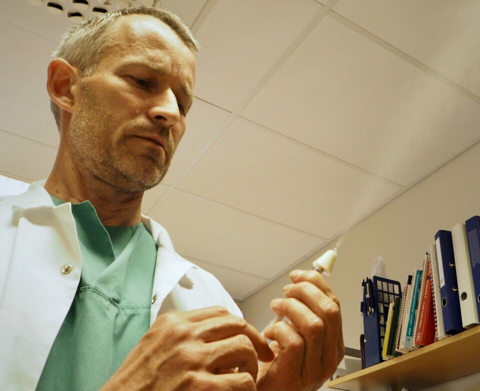 Lars Olav Fjose demonstrerer intranasal fentanyl.