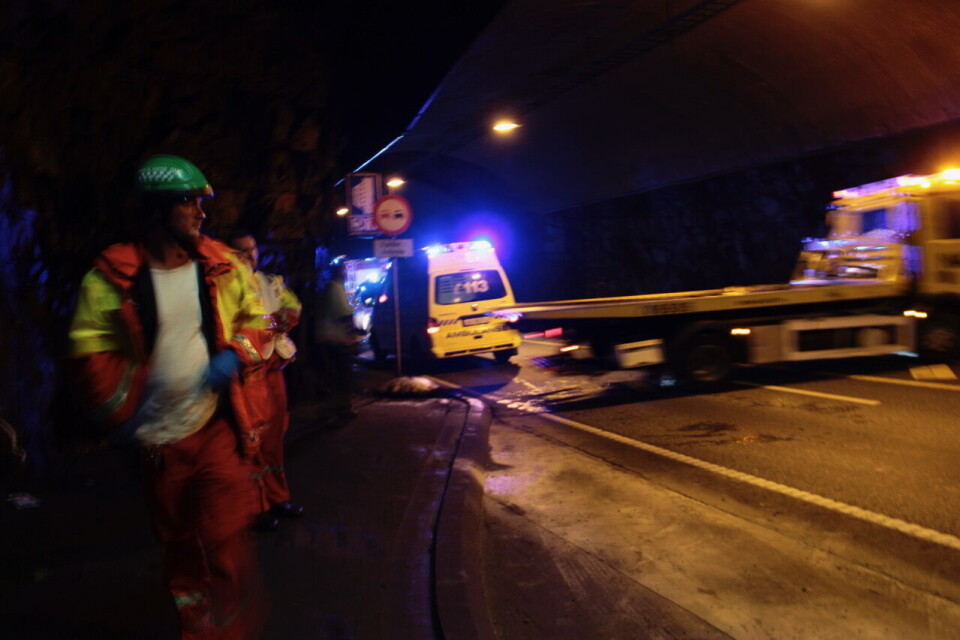 Trafikkulykke i en tunnel i Stavanger. Tunnelen blir stengt i forbindelse med skadestedsarbeidet.