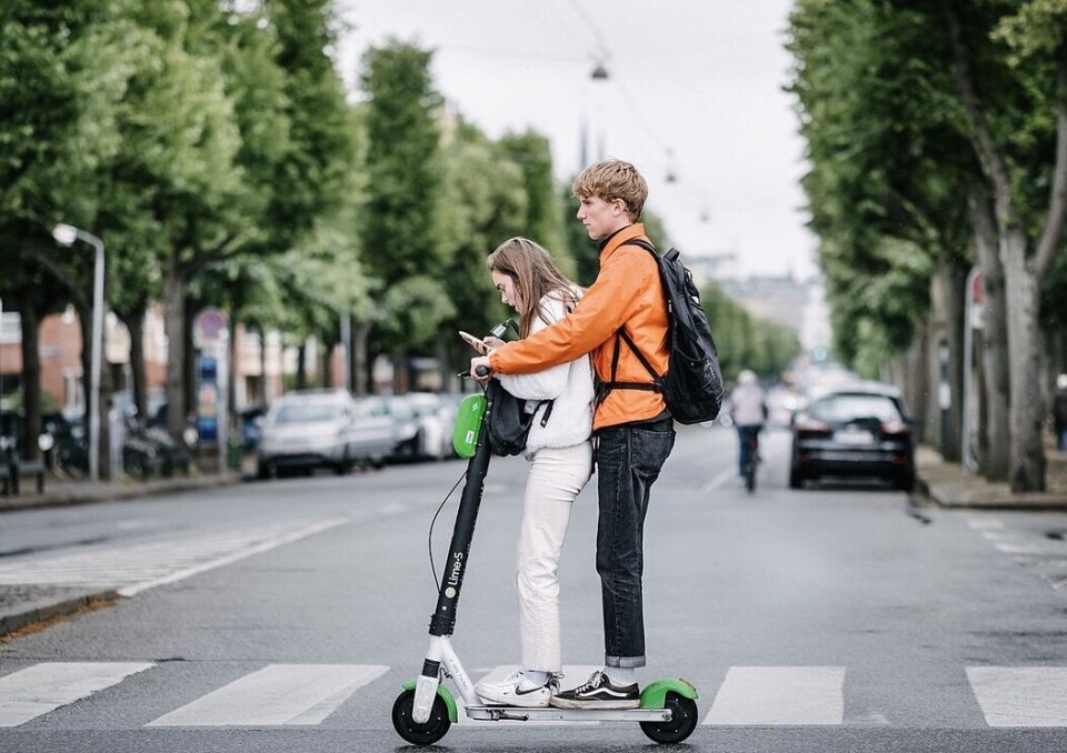 To på elsparkesykkel i København.