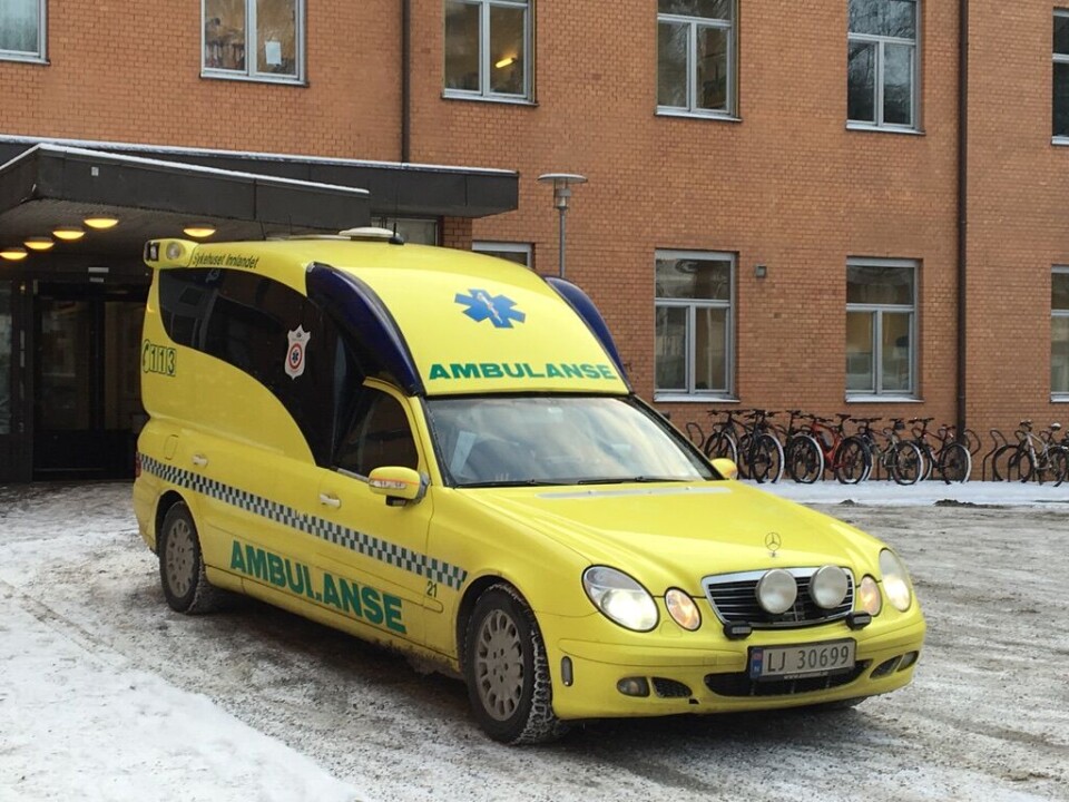 Ambulanse fra Sykehuset Innlandet leverer på Ullevål sykehus.