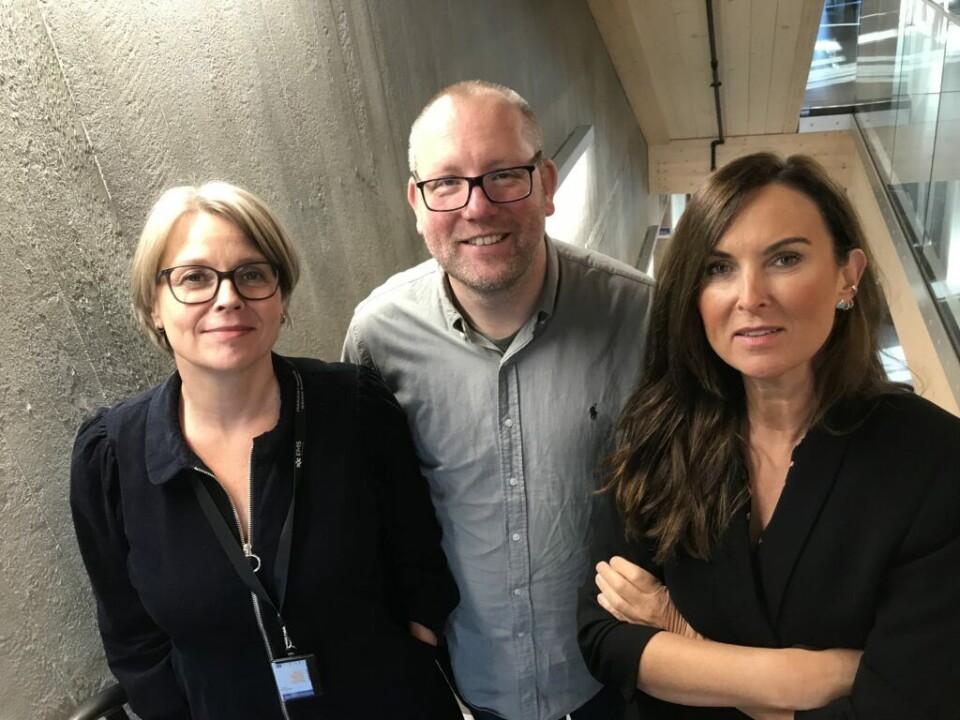 Et mål med videreutdannelsen i prehospitalt psykisk helsearbeid ved NTNU er at deltakerne skal jobbe mer kunnskapsbasert. Fra venstre fagansvarlig Hege Kletthagen ved Institutt for helsevitenskap ved NTNU i Gjøvik, rådgiver Knut Anders Brevig i Sykehuset Innlandet og psykiater Ljubica Glumac på Ahus. (Foto: Bjørn Kvaal, NTNU)
