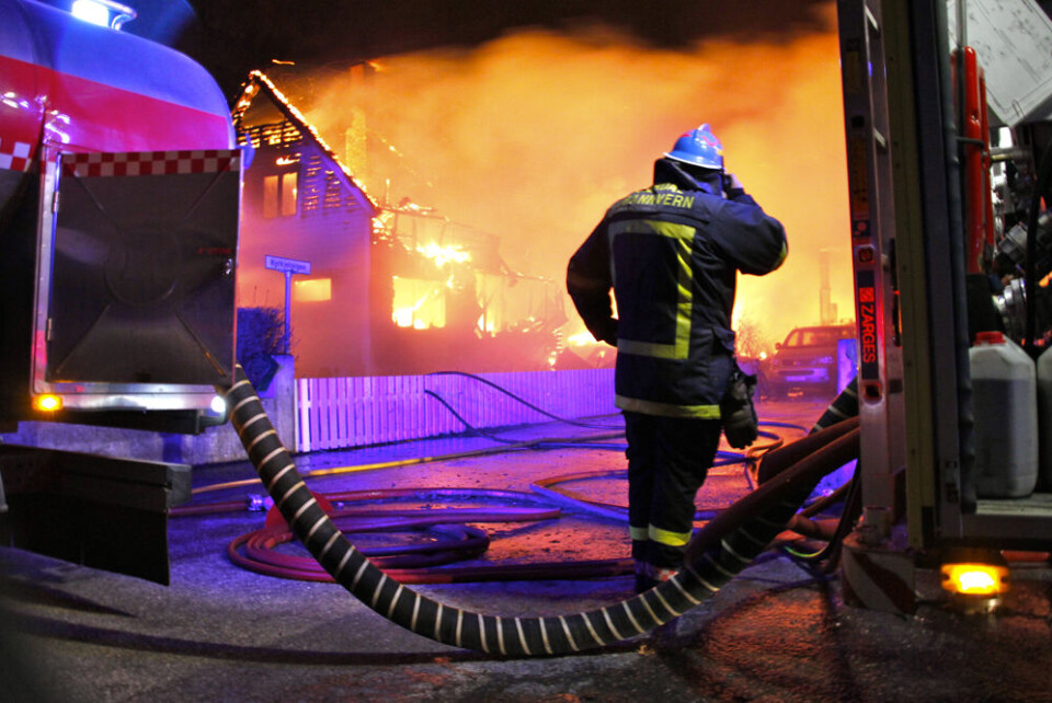 Brannvesenet utfører flere helse- enn brannoppdrag i året.Fra brannen i Lærdal.