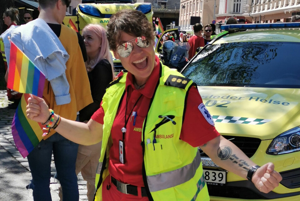 Ambulansearbeider og sykepleier Monica Olsen oppfordrer ambulansepersonell til å delta på årets Pride-parade.
