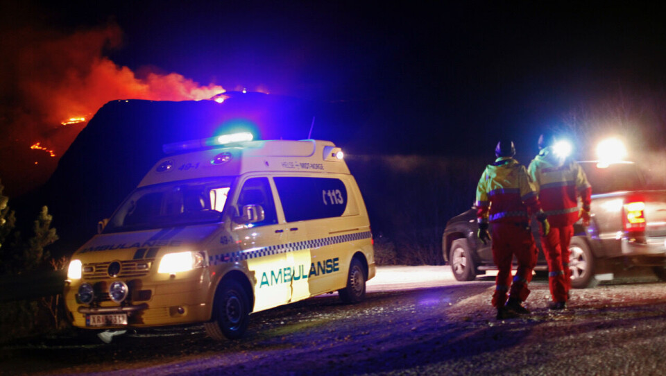 Ambulanser i beredskap ved brannen i Flatanger.