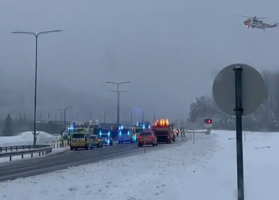En ambulansearbeider er sendt til sykehus med helikopter etter at en ambulanse veltet på E18 ved Holmestrand.