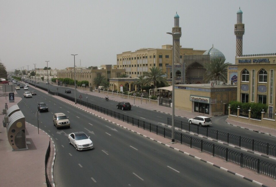Dubai: Blick von der Fußgängerbrücke -> Al Wasl Rd. und Iranian Hospital (-> SW)