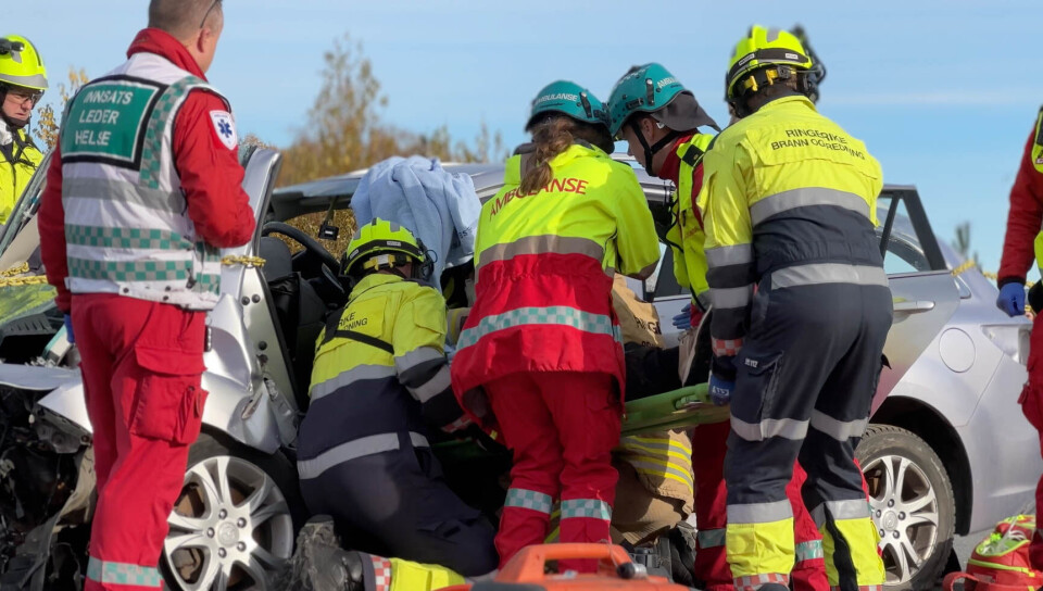 Mens brannmannskaper nå kan få erstatning hvis de skader seg på øvelse, gjenstår ambulansepersonell.