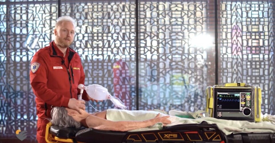 Ole Kristian Andreasssen, paramedic og podkaster demonstrerer luftveishåndtering med Igel.