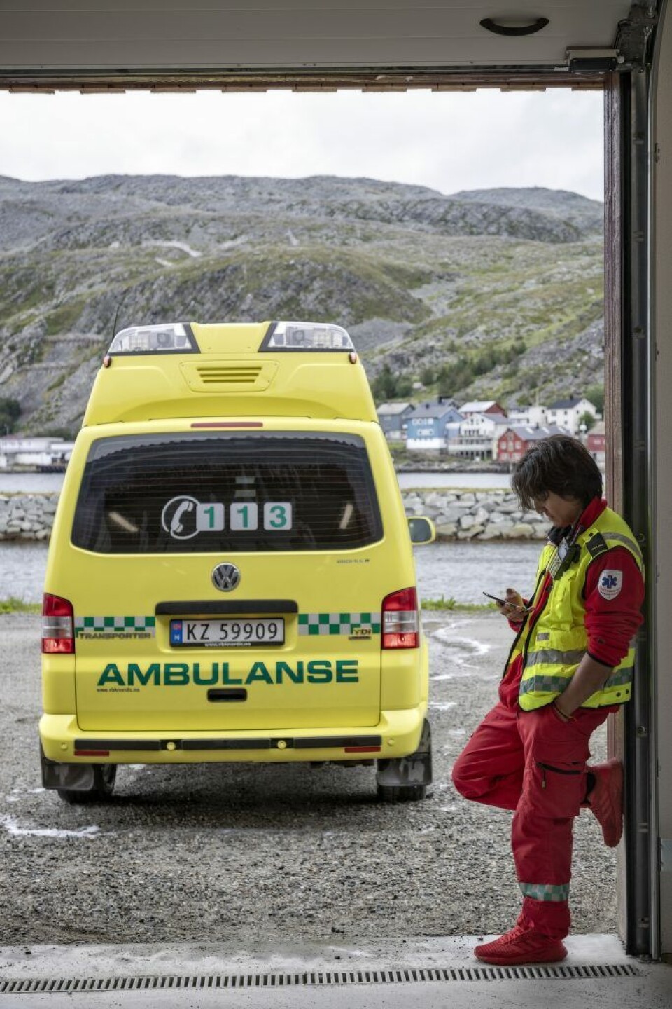 Sjekker telefonen i Kjøllefjord. Foto: Alf Ove Hansen