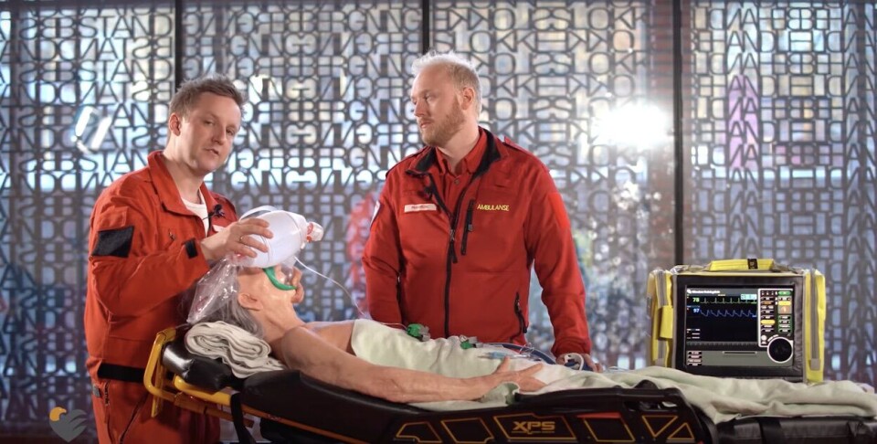 Fredrik Ottesen, overlege i anestesi og luftambulanselege demonstrerer endotrakeal intubasjon sammen med Ole Kristian Andreassen. Her preoksygenering.