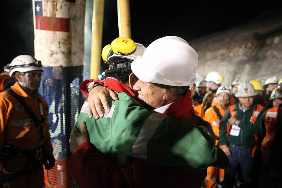 Den chilenske presidenten Sebastian Piñera gir en klem til Luis Urzua, den siste gruvearbeideren reddet ut av San Jose-gruven nær Copiapo, Chile 13 oktober, 2010.