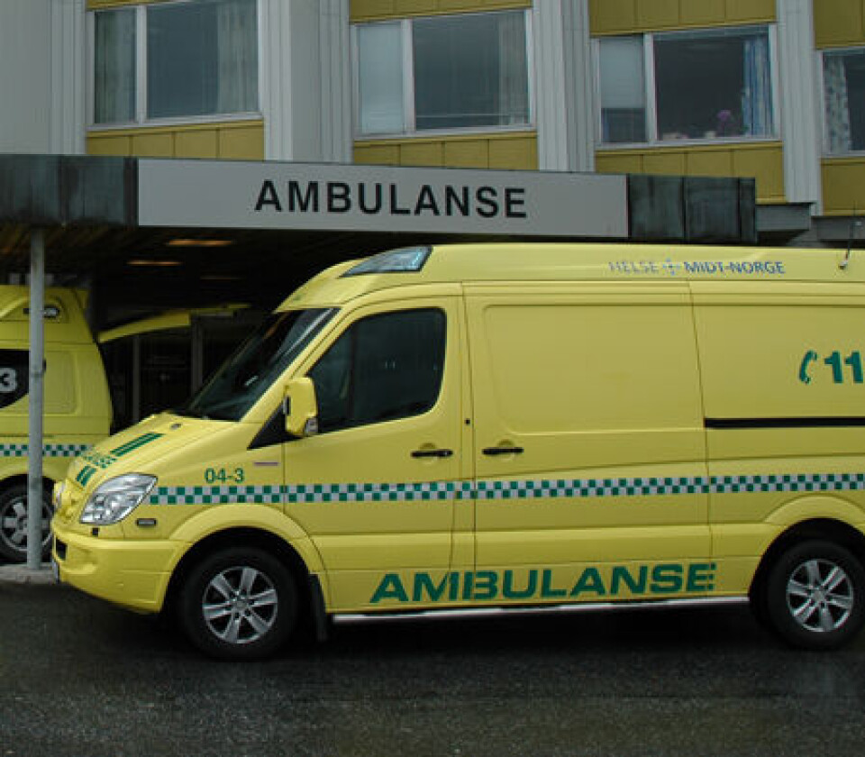 Ambulanse utenfor akuttmottaket i Ålesund, Helse Møre og Romsdal.