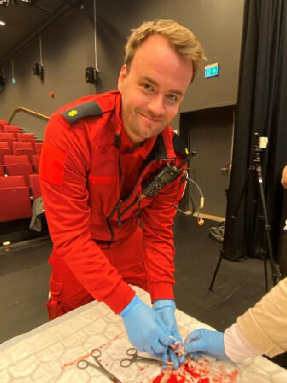 Ambulansearbeidar Knut Erik Hestenes frå Smøla ambulansestasjon handterer og klipper navlestrengen. Foto: Helse Møre og Romsdal