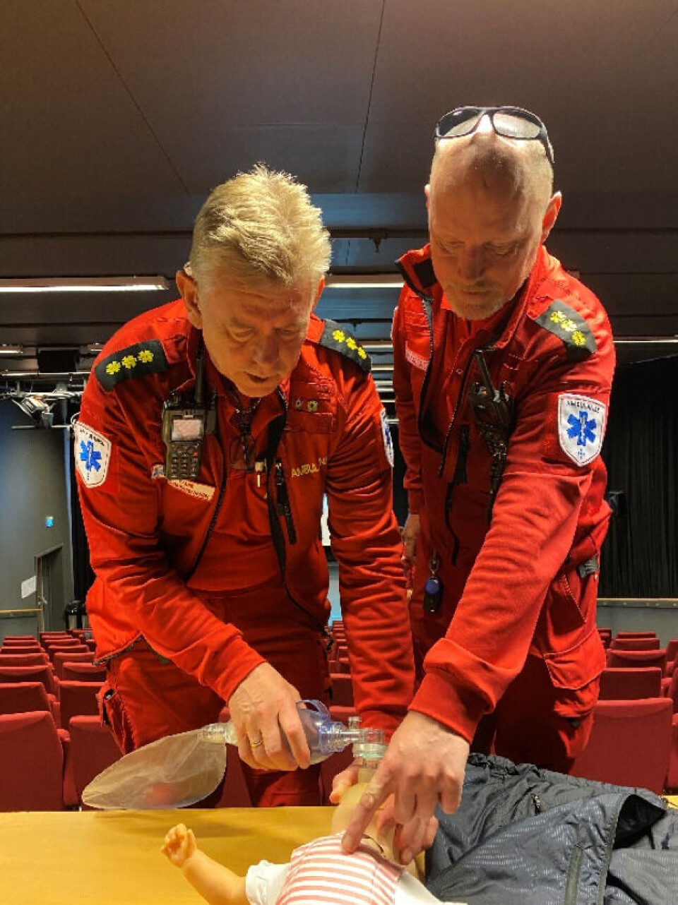 Frank Fladseth og Helge Stene ved ambulansestasjonen i Aure trener på gjenoppliving av et nyfødt barn. Foto: Helse Møre og Romsdal