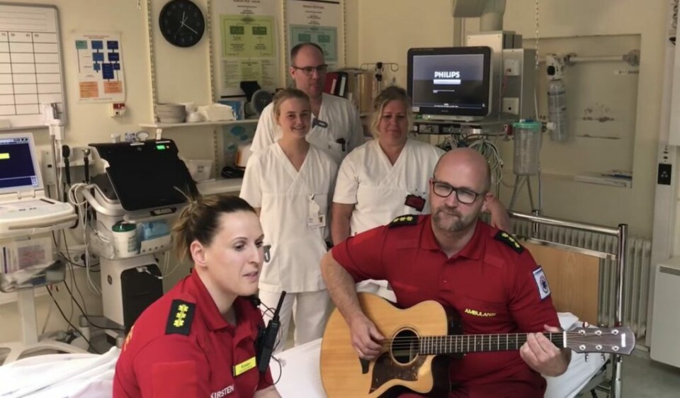 Ambulansegjengen i Rana med kollegaer fra sykehuset. Foto: Screenshot YouTube