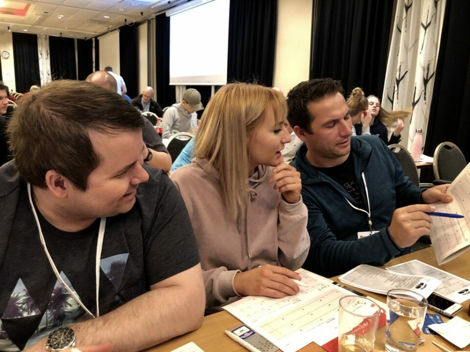 Ambulansearbeidere fra Sykehuset Finnmark intenst konsentrert om EKG-tolkning. Fra venstre: Nils Aslak Eira - Kautokeino, Tonje Melsbø - Tana og Frank Stokvold - Vadsø.