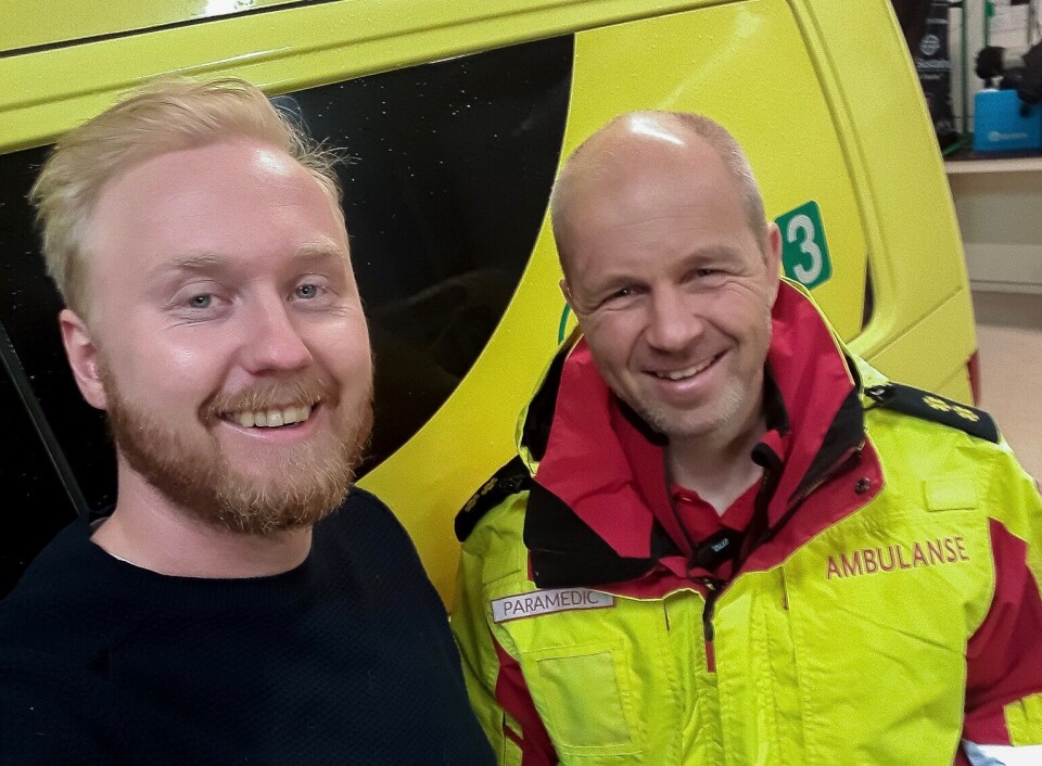 Sverre Mørk i ambulanseuniform, sammen med Ole Kristian Andreassen.