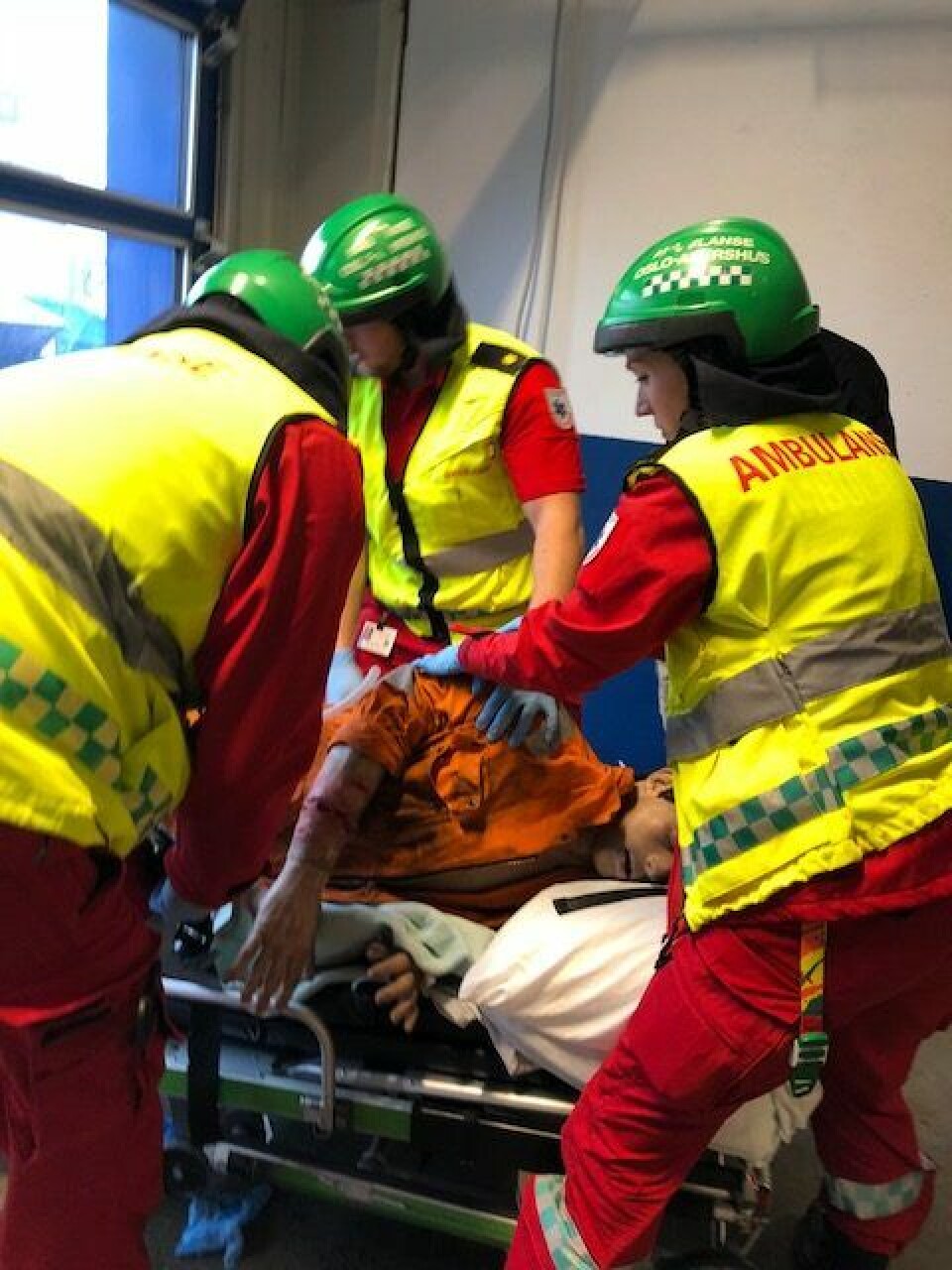 Øving gjør mester: Her er Helse Stavangers lag i aksjon på amputasjonsskade på ambulansemesterskap i 2018.