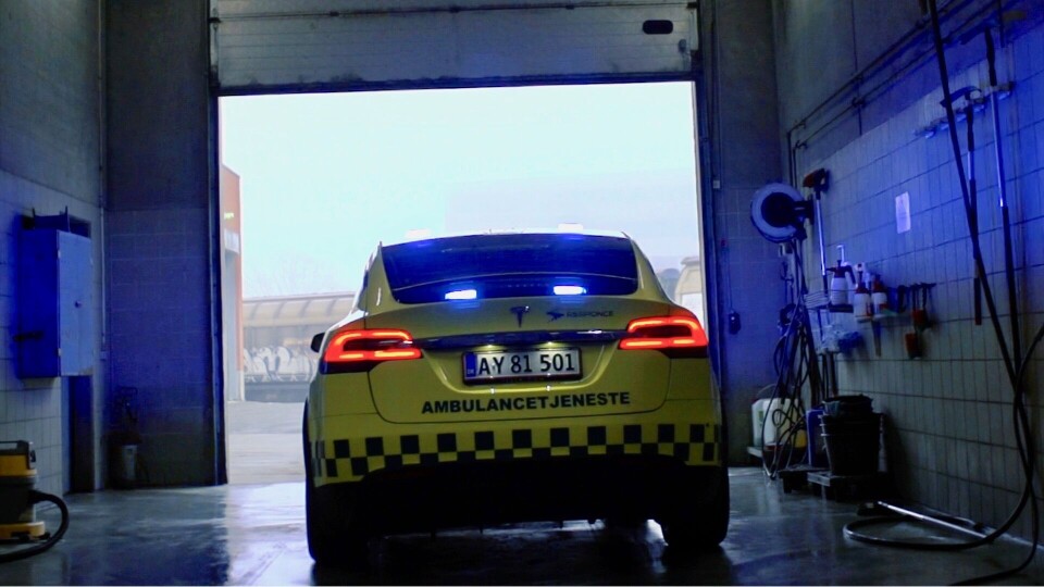 Nyvasket Tesla elektrisk ambulanse i Danmark.