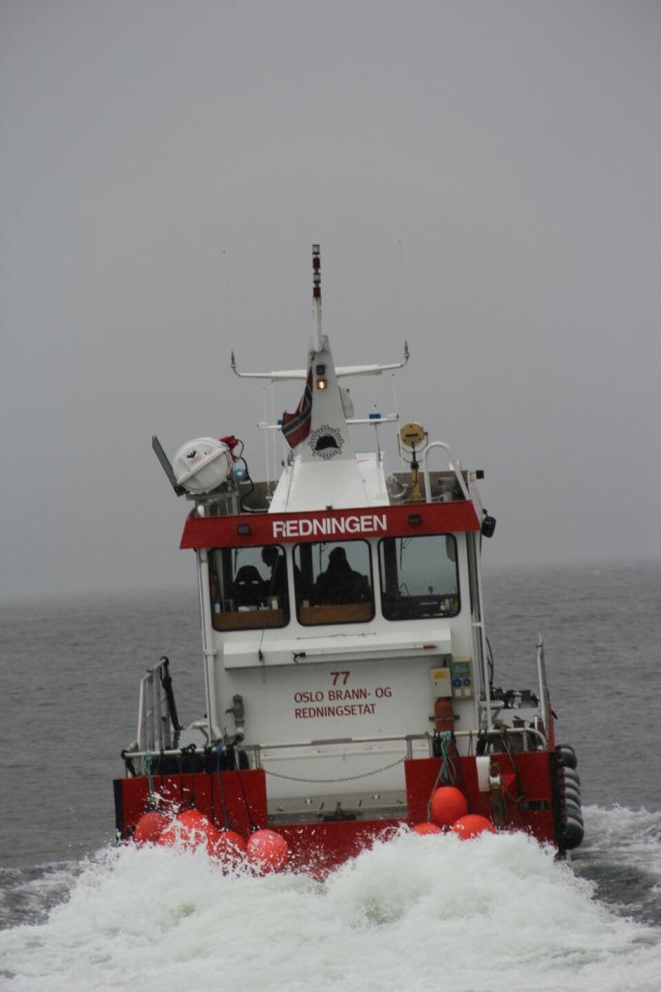 «Redningen» setter fart utover igjen. Under dekk er det eget rom med ambulansebåre. Båten har halvt om halvt rednings- og ambulanseoppdrag.