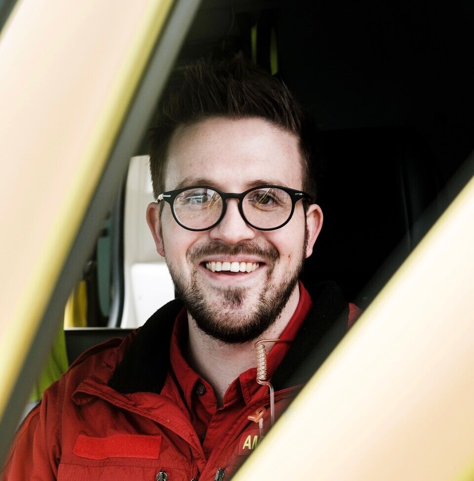 Thomas Renngård fotografert utenfor Ambulansetjenesten Seksjon Brobekk.