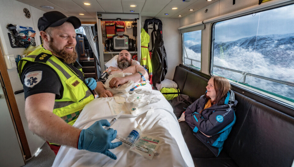 Kim Gøran Pedersen tar seg godt av Rune Bye, og latteren sitter løst som et våpen mot litt hjertebekymring. Kona Vanja følger med på turen til Hammerfest.