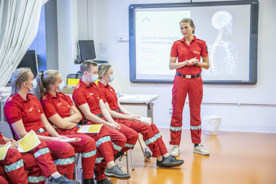Forskningsspill: Lege og forsker Maren Ranhoff Hov skal finne ut om gaming kan gi god læring. Med på forskningsprosjektet er studentene (f.v.) Annelin Elde Sætre, Sunniva Kalleberg, Enid Marie Vatne og Mabel Irene Vatne. Foto: Fredrik Naumann/Felix Features