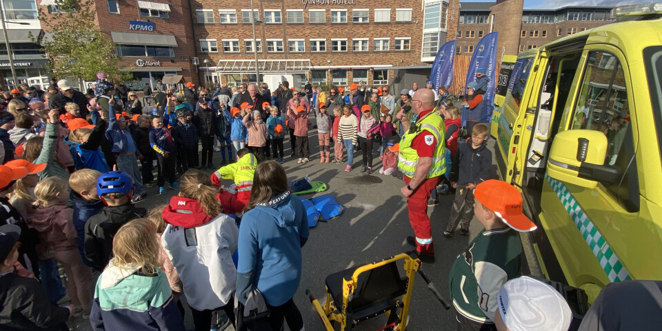 fra Lys mellom husan-aksjonen i sommer, der ambulanseansatte blant annet har opplæring i basal HLR for innbyggere i Alta.