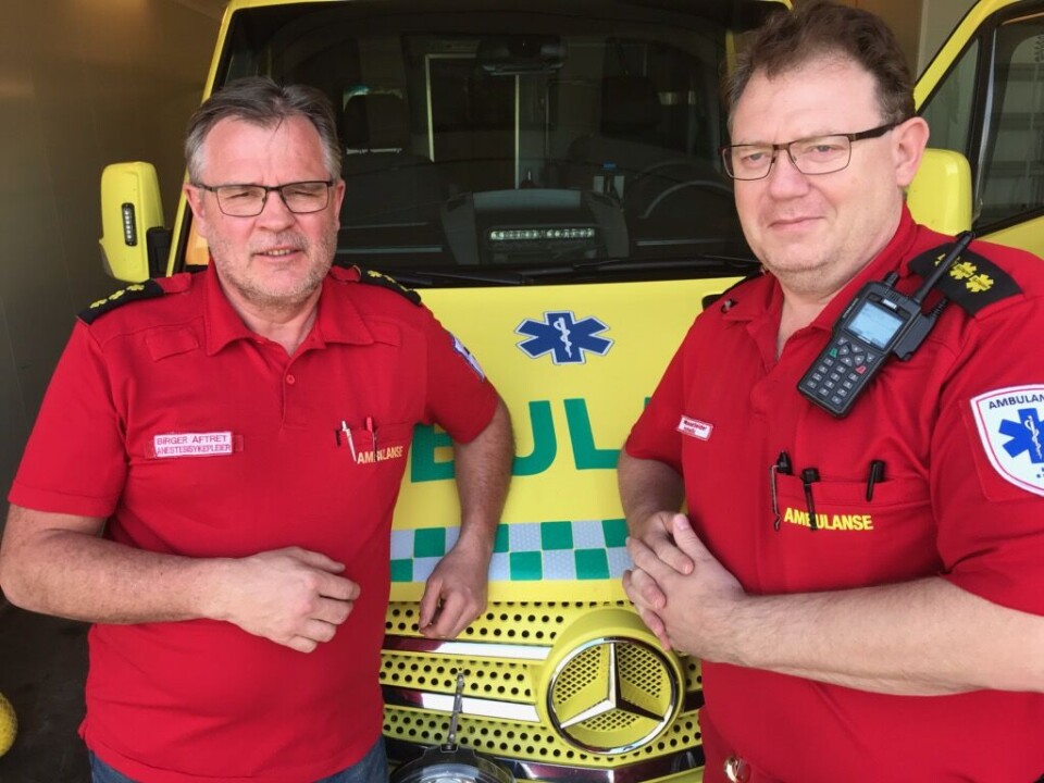 Erfarne ambulansearbeidere i Selbu med løsning som kan gjøre hygienetiltak enklere, Birger Aftret til venstre og Hans Sigvart Hansen til høyre.
