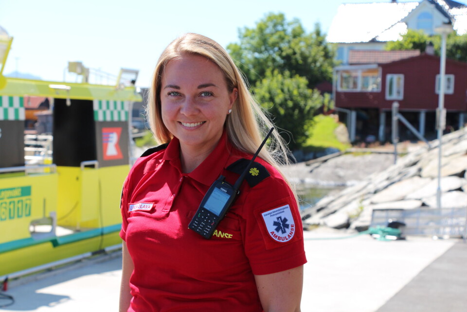Ambulansearbeiderne arbeider 50 prosent på båt og 50 prosent på bil i Stavanger sentrum. - Jeg synes det er kjekt å rullere. Vi gjør dette for å få nok mengdetrening, da det til tider kan være stille på båten, sier Linda Olava Edland.