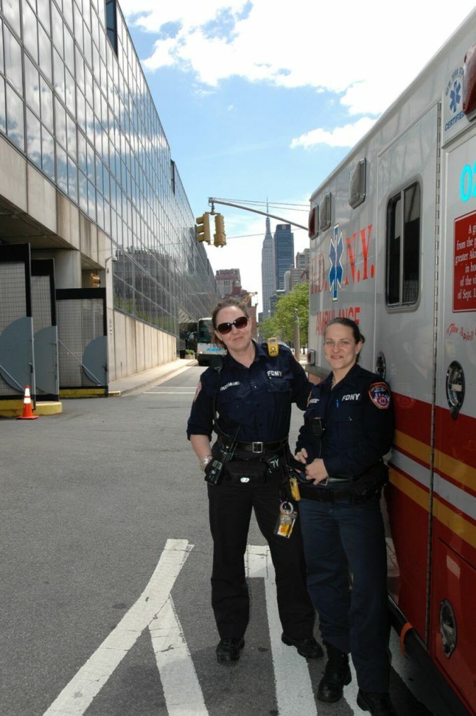 Erfarne paramedics i New York City: Christin (til venstre) har ti års erfaring og Alexis har jobbet tre år i millionbyen. Foto: Live Oftedahl