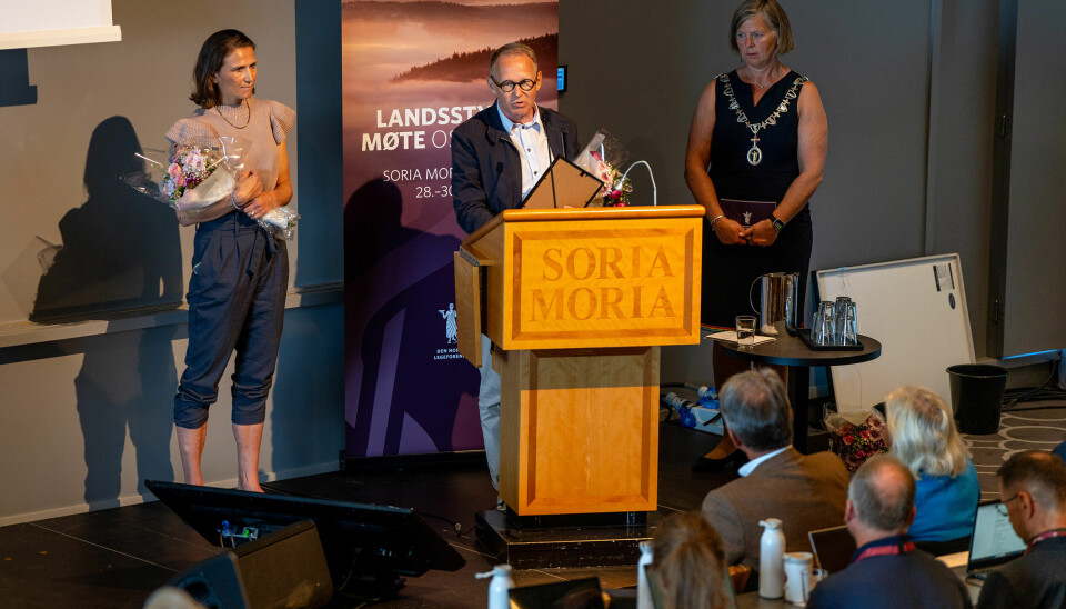 Prosjektleder John Helge Flage takker for prisen. Fra venstre: Maren Ranhoff Hov, John Helge Flage, Anne-Karin Rime.