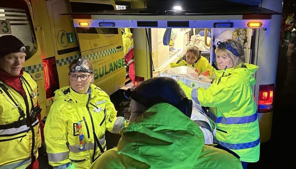 Ambulanse med ambulansepersonell og pasient i bilen