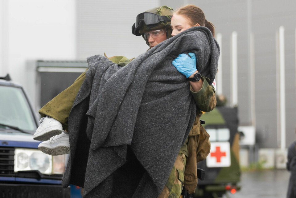 Soldat løfter pasient som er markør på øvelse