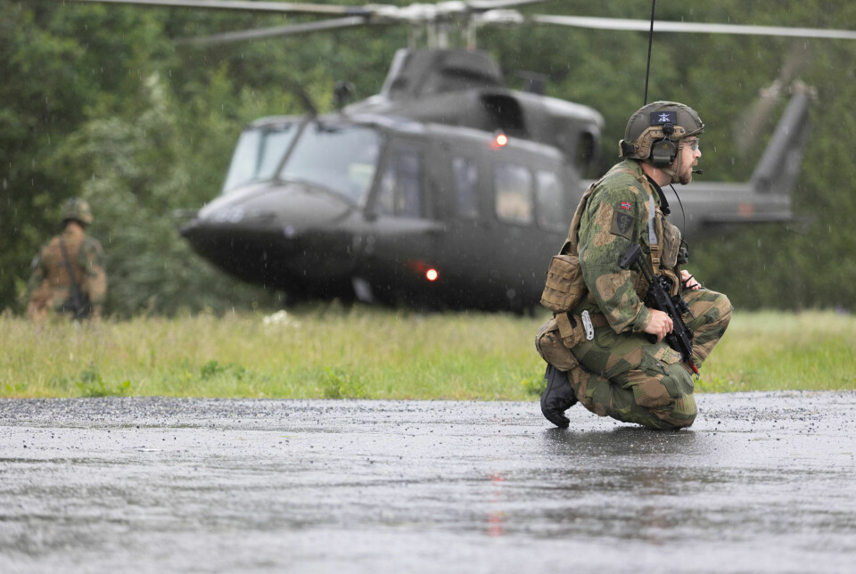Forsvarets Bell 412 har landet med soldat som passer på