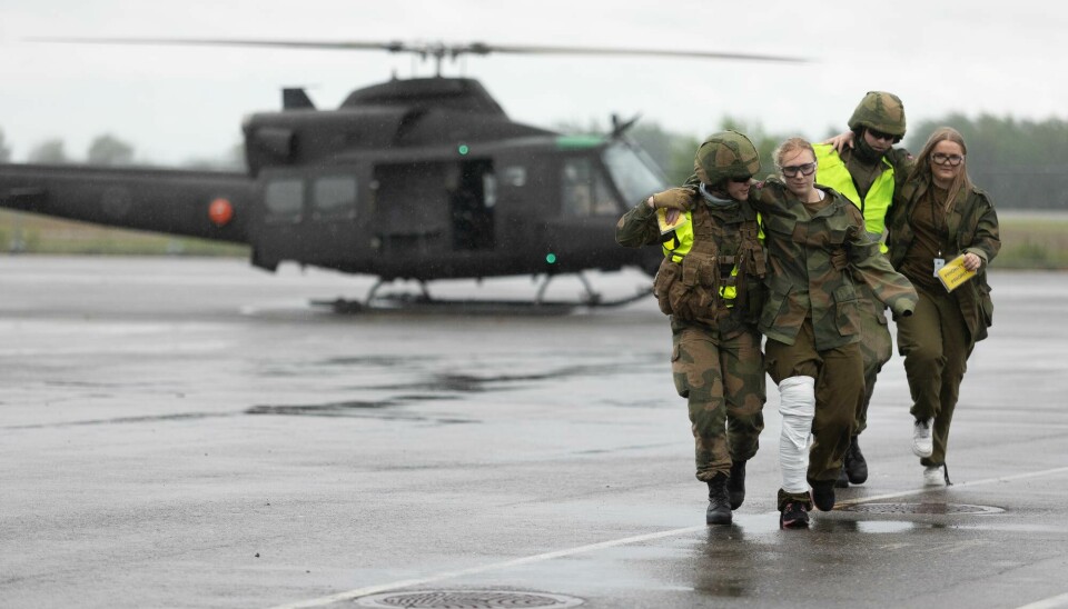Pasienter hjelpes fra helikopteret