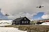 Drone og helikopter i lufta på fjellet