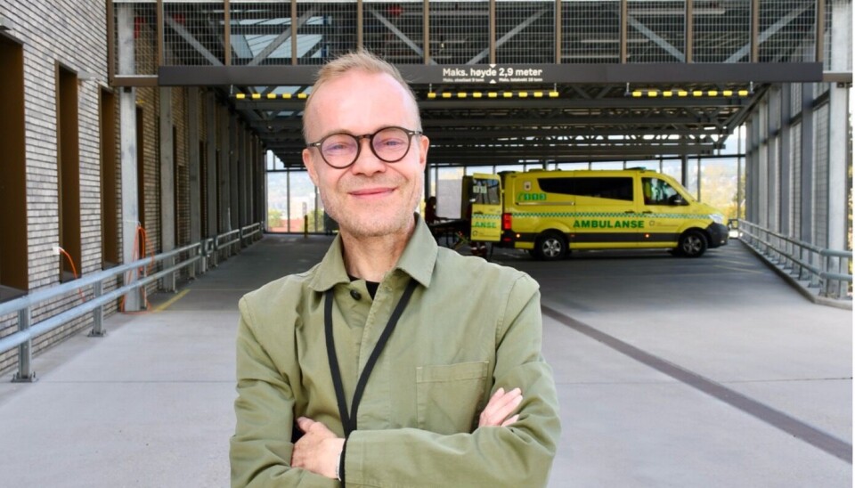 MULTIGRUPPE: Overlege Arve Halsen på Oslo kommunale legevakt har skrevet om masteroppgave om verdien av multibrukergruppe. Overlege Arve Halsen foran ambulanseinngangen.