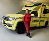 Camilla Eikild foran ambulanse