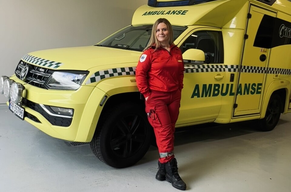 Camilla Eikild foran ambulanse
