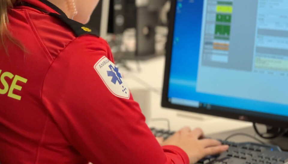 MANGE INNSENDINGER: I alt er 17 sammendrag levert til AmbulanseForum 2024. Hvilken mener du bør gå av med seieren på konferansen? Ambulansepersonell skriver på datamaskinen